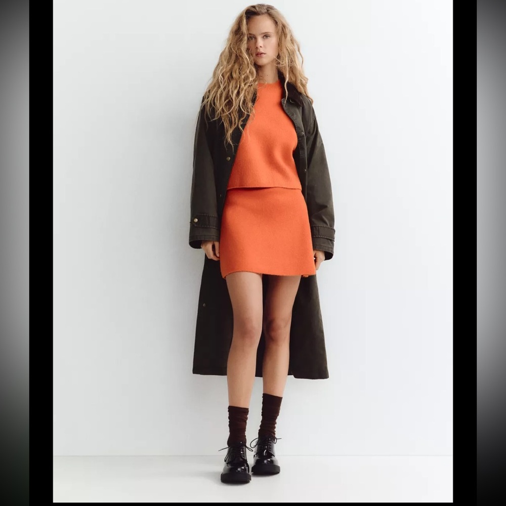 Soft knit textured
Zara knit orange skirt